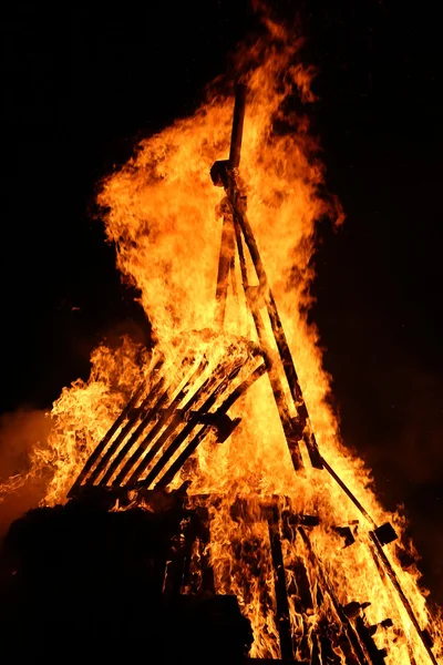 Flames of fire during a scary fire of a dwelling — Stock Photo, Image