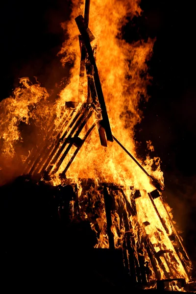 Flames of fire during a scary fire of a dwelling — Stock Photo, Image