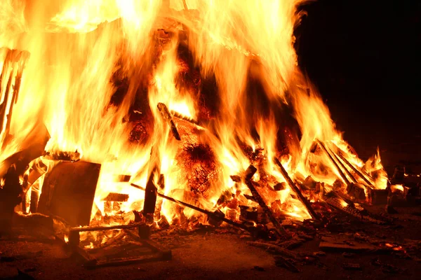 Chamas de fogo durante um fogo assustador de uma habitação — Fotografia de Stock