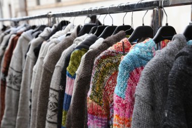 yün kazak ve açık hava pire işareti satışında için vintage giyim