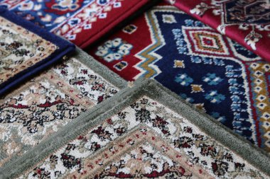 İslami bir camide dekore edilmiş birçok halı