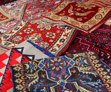 Güzel halıların dükkanda Satılık el yapımı yün halı