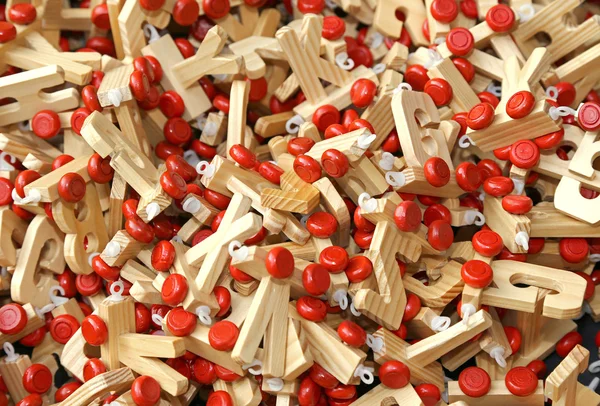 Letras en madera con ruedas rojas para componer palabras y nombre de chi — Foto de Stock