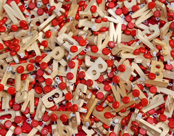 Letras en madera con ruedas rojas para componer palabras y nombre de chi —  Fotos de Stock