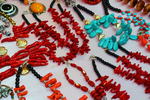 Ketting met parels op verkoop in de markt — Stockfoto