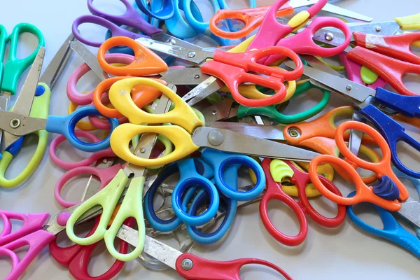 Mazzo di forbici colorate utilizzate dai bambini della scuola materna — Foto Stock