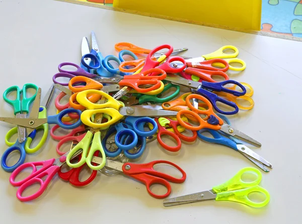 Ножницы, используемые детьми для их работы — стоковое фото
