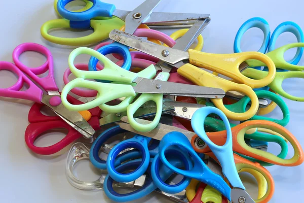 Tijeras de colores utilizados por los niños en el preescolar — Foto de Stock