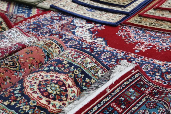 Many colourful oriental carpets for sale in the shop of rugs — Stock Photo, Image