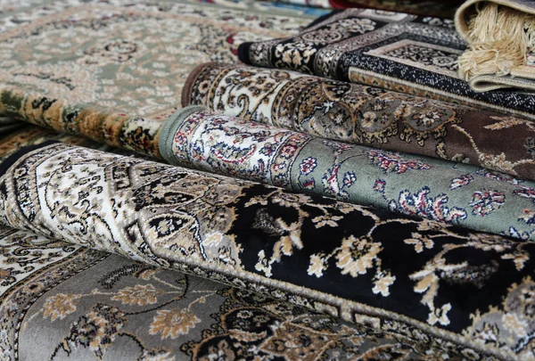Восточные ковры для продажи в магазине ковров — стоковое фото