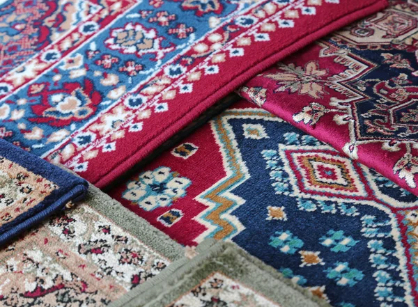 Orientalne dywany na sprzedaż w sklepie z dywanami — Zdjęcie stockowe