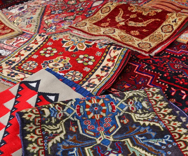 Tapis Laine artisanale à vendre dans la boutique de tapis fins — Photo