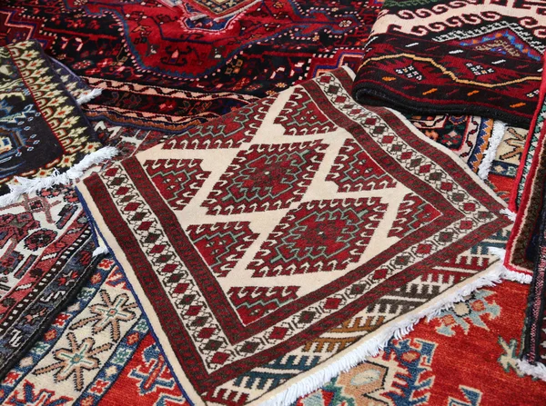 Güzel halıların dükkanda Satılık el yapımı yün kilim — Stok fotoğraf