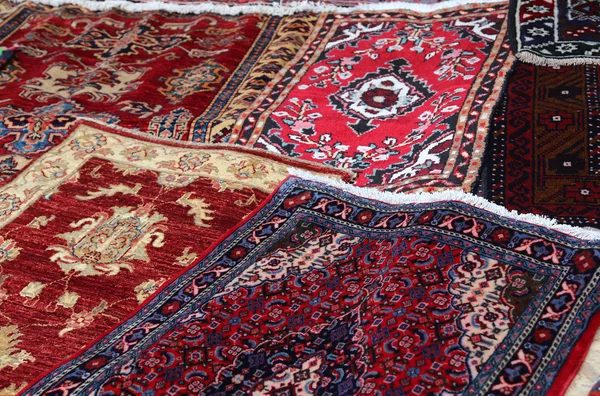 Orientaliska mattor till försäljning i butik av dyrbara mattor — Stockfoto