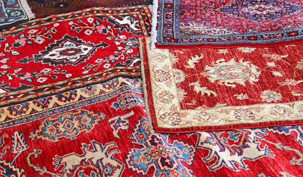 Tapis asiatiques à vendre dans la boutique de tissus et textiles — Photo