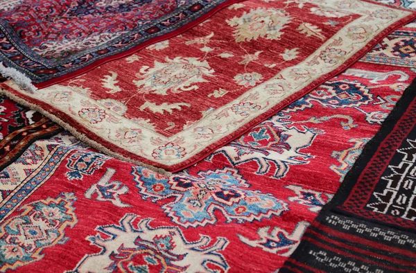 亚洲地毯在商店出售的面料 — 图库照片