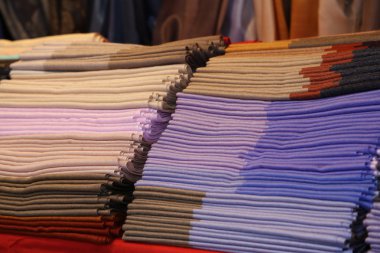 renkli ipek eşarplar ve yerel pazarda satılan yün