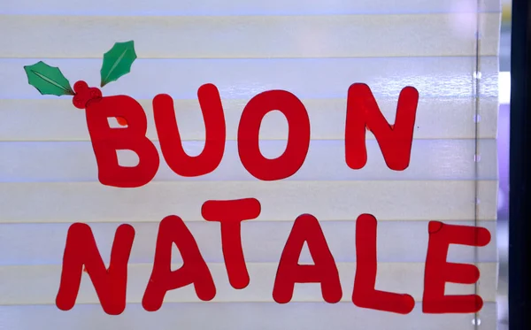 MERRY CHRISTMAS Escrito en la ventana de una tienda en Italia — Foto de Stock