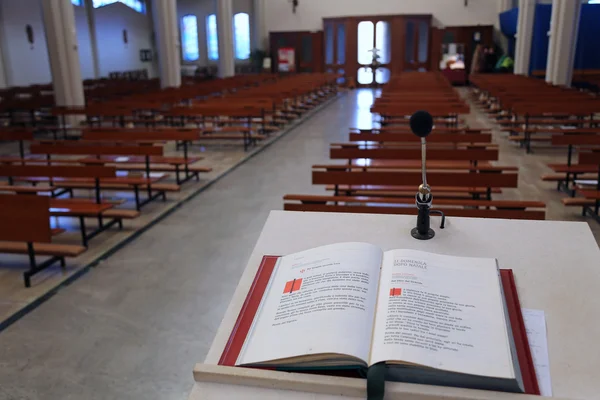 Santa Biblia en la Iglesia Cristiana el atril — Foto de Stock