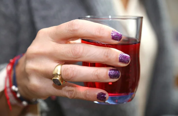 食前酒の中にガラスを握る女性の手 — ストック写真