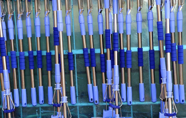 Синий инструмент ручки для мытья очков больших окон — стоковое фото