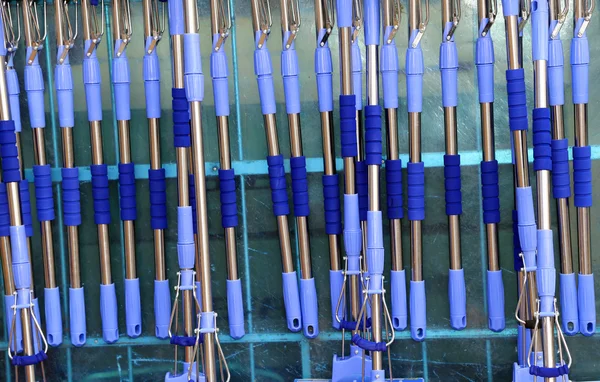 Blue tool handles to wash the glasses of the large Windows — Stock Photo, Image