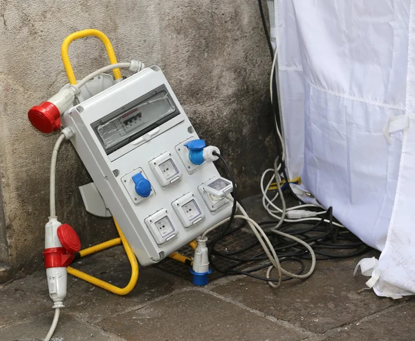 Painel elétrico com muitas tomadas elétricas suportadas — Fotografia de Stock