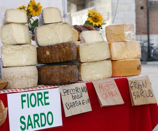 Sardinského původu sýr na prodej na místním trhu — Stock fotografie