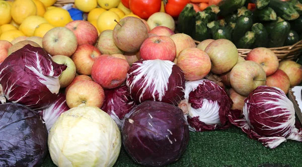 Φρέσκα φρούτα προς πώληση στην αγορά οπωροκηπευτικών — Φωτογραφία Αρχείου