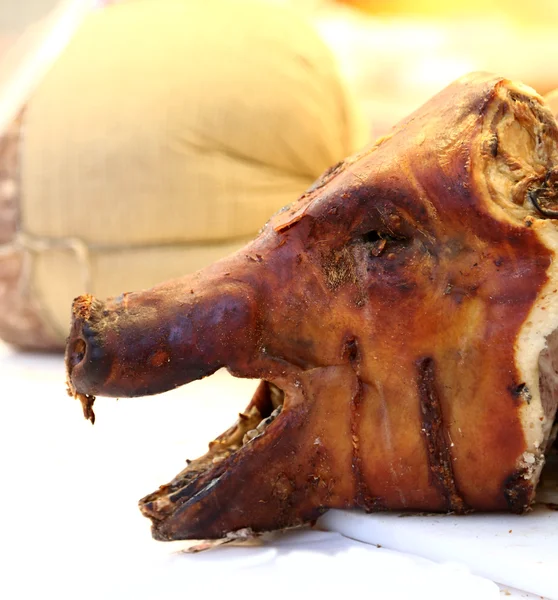 Cabeza de cerdo vendida en Delicatessen in emilia romagna en Italia —  Fotos de Stock