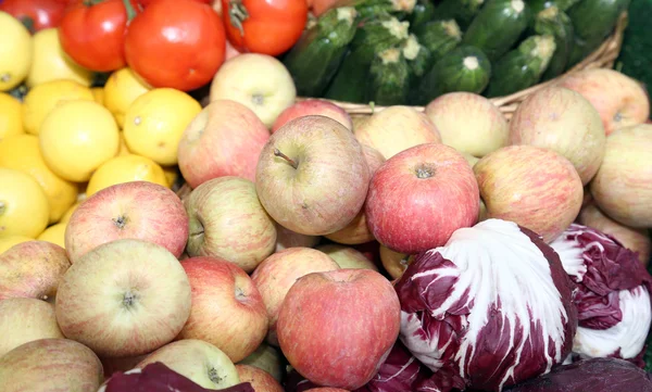 Свіжі фрукти на продаж на овочевому ринку — стокове фото