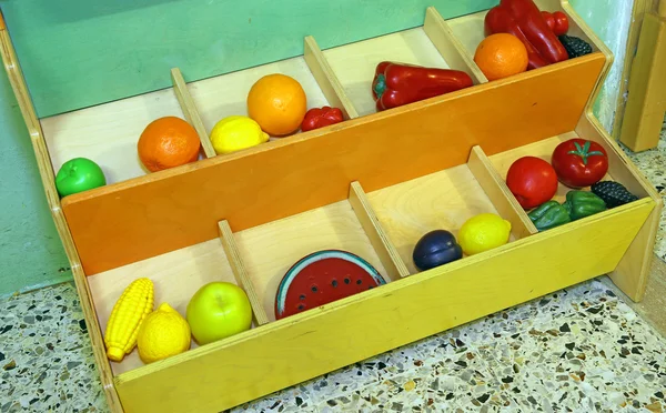 Okul öncesi çocuklarda oynamak için plastik meyve — Stok fotoğraf