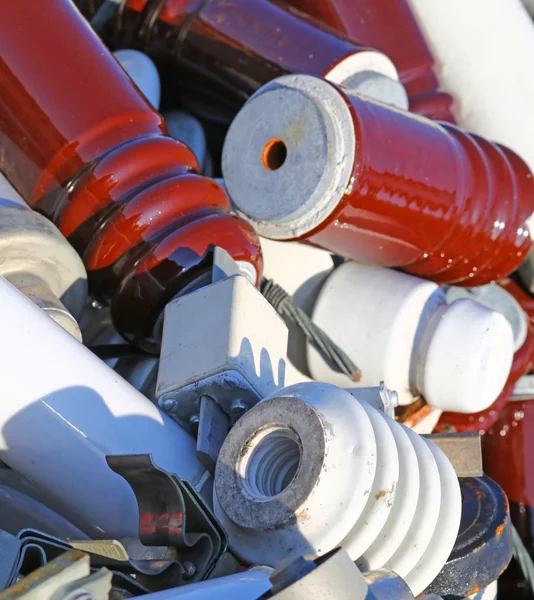 Isolatori elettrici e vecchi fusibili in una discarica — Foto Stock