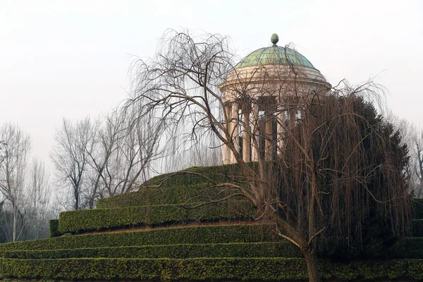 Tempel met een koepel en kolommen in het stadspark in vicenza — Stockfoto