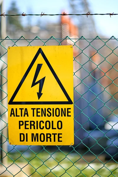 Letrero de peligro de alta tensión en la central eléctrica —  Fotos de Stock