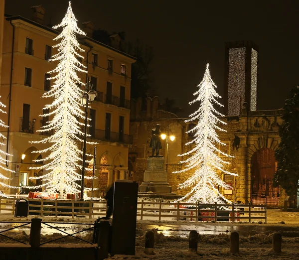 Площадь города Виченца, Пьяцца Маттеотти, с иллюминатами — стоковое фото
