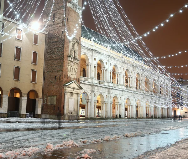 Náměstí města Vicenza, Piazza dei Signori, iluminací a sn — Stock fotografie