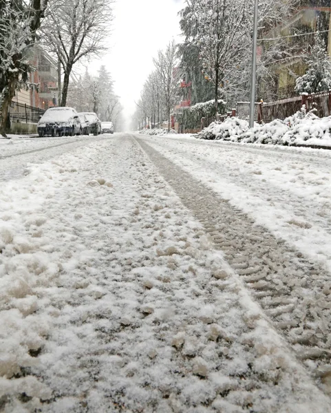 冰雪覆盖的城市街道在冬季降雪 — 图库照片