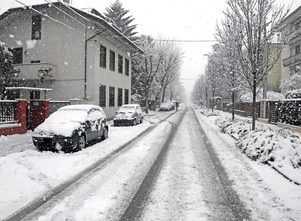 Strada della città con neve bianca — Foto Stock
