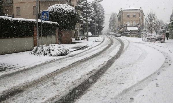 Strada della città con neve bianca durante una nevicata invernale — Foto Stock