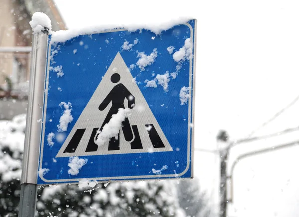 Pedestrian crossing sign in mountain village — Stock Photo, Image