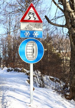 sokak tabelası ve kış kaygan yol ve kar zincirleri bir göstergesi