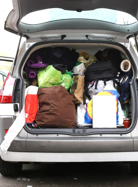 Kofferbak vol bagage tijdens de vakantiereizen — Stockfoto