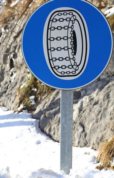 Verkeersbord met verplichte sneeuwkettingen aan boord van de auto — Stockfoto