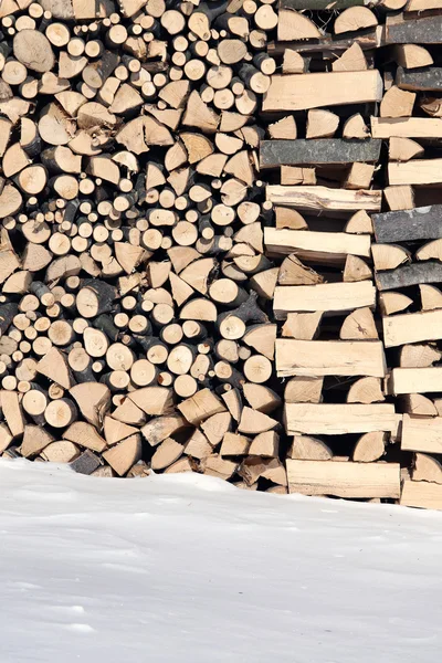 Holzschuppen mit Holzstücken für den Winter aufgeschichtet — Stockfoto