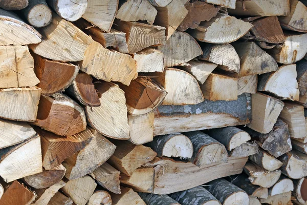 Woodshed met stukken van hout gesneden — Stockfoto