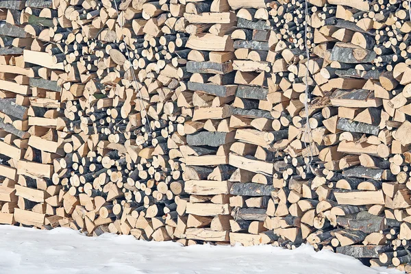 Woodshed com pedaços de madeira cortada para o fogão — Fotografia de Stock