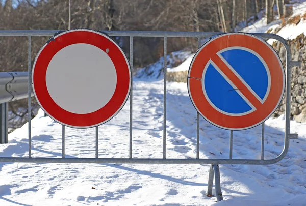 Tekenen van de weg afgesloten voor de overvloedige sneeuwval — Stockfoto