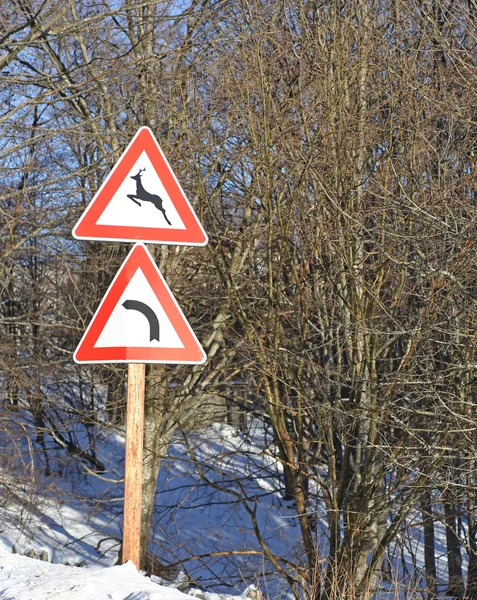 Signos de atención a los animales libres en una montaña —  Fotos de Stock