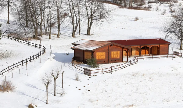 Деревянное шале в горах и снежный — стоковое фото